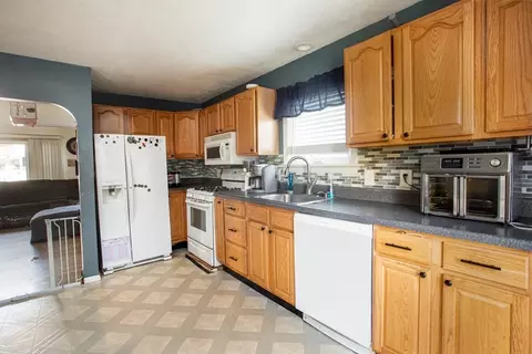 267 Montaup St, Fall River, MA 02724 photo 4