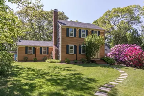 8 School House Vlg, Oak Bluffs, MA 02557