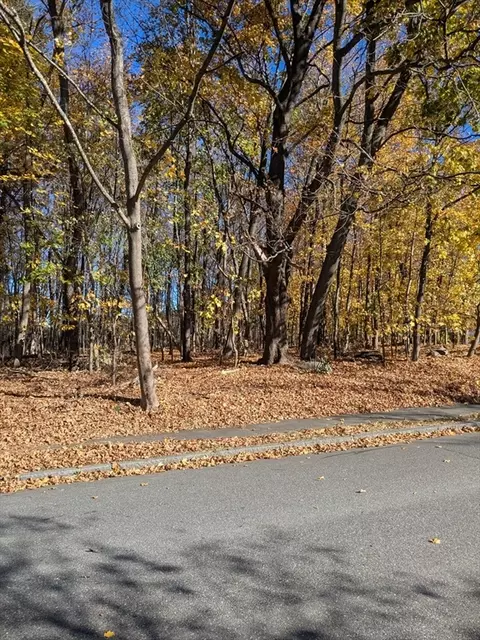 8 Old Colony Dr, Westborough, MA 01581