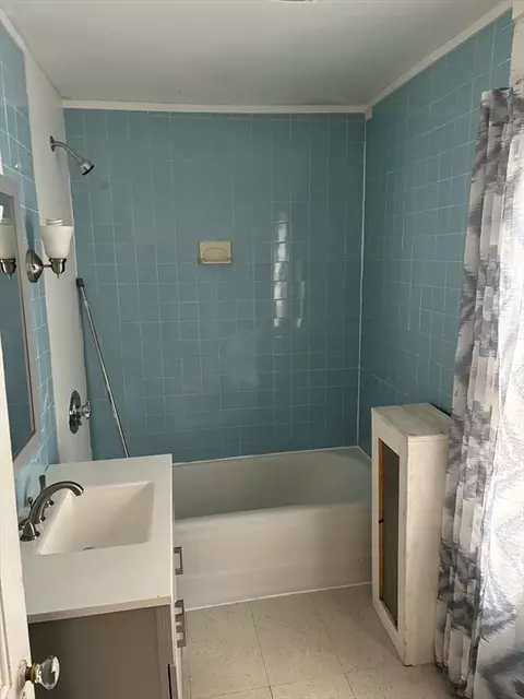 Bath - 40 Norfolk St, Springfield, MA 01109 photo 1 of 1