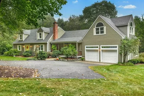 15 Rollingwoods Rd, Hubbardston, MA 01452