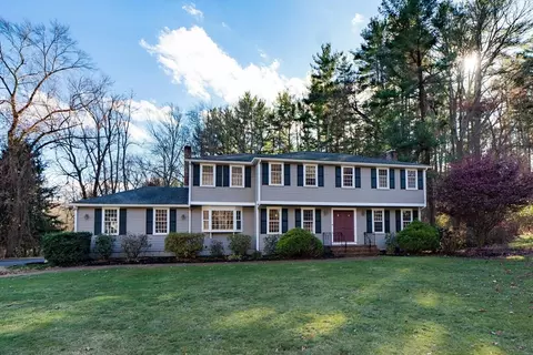 5 Penobscot St, Medfield, MA 02052