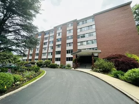22 Chestnut Pl #106, Brookline, MA 02445