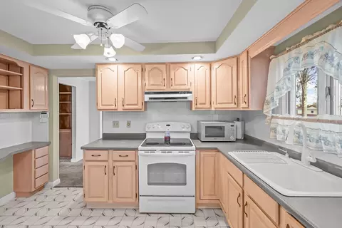 319 Hyacinth St, Fall River, MA 02720 photo 24