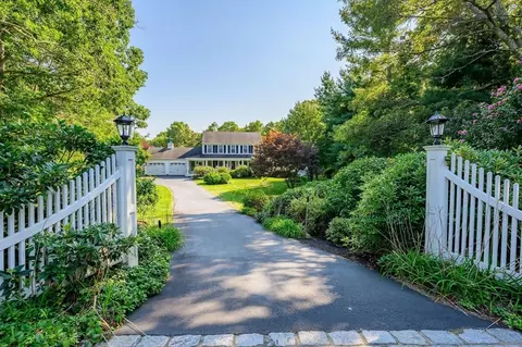 4 Firefly Ln, Sandwich, MA 02563