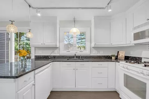 91 Heritage Dr #91, Tewksbury, MA 01876