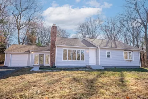 16 Oak Knoll Dr, Hampden, MA 01036