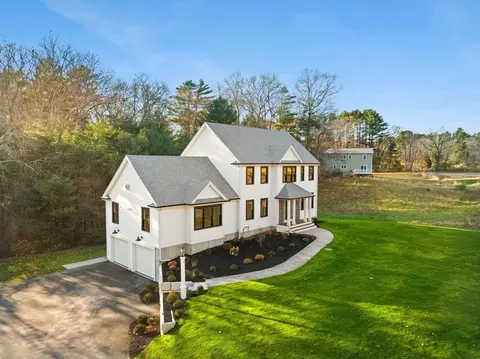 48 Elm St, Halifax, MA 02338