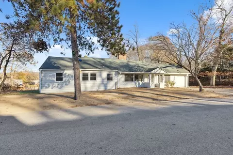 1 Oak Ln, Webster, MA 01570