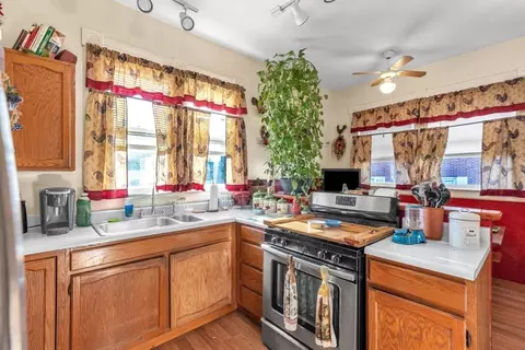 142 Thompson St, Springfield, MA 01109 photo 9