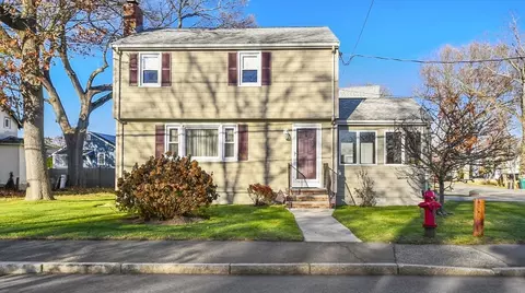 102 Pine St, Woburn, MA 01801