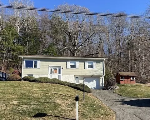 69 Valley View Dr, Hampden, MA 01036