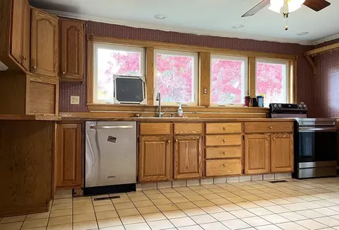 Kitchen - 25 Main St, Sutton, MA 01590 photo 1 of 2