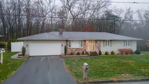 39 Labelle Cir, Chicopee, MA 01020 photo 2