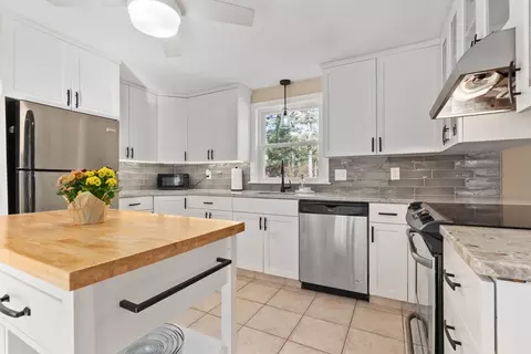 Kitchen - 2 Silvermine Rd, Boxford, MA 01921 photo 3 of 4
