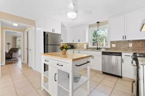 Kitchen - 2 Silvermine Rd, Boxford, MA 01921 photo 1 of 4