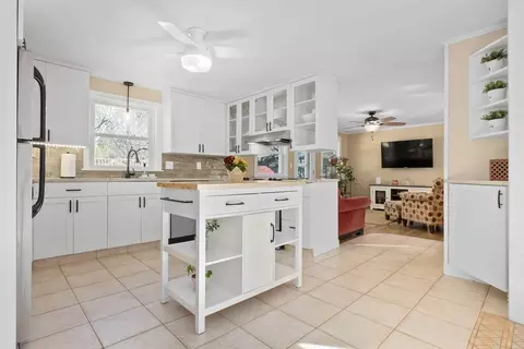 Kitchen - 2 Silvermine Rd, Boxford, MA 01921 photo 2 of 4
