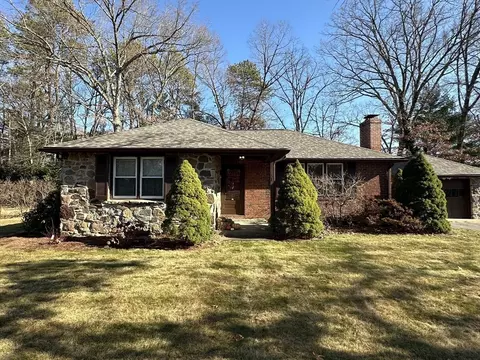 61 Clearbrook Dr, Springfield, MA 01118