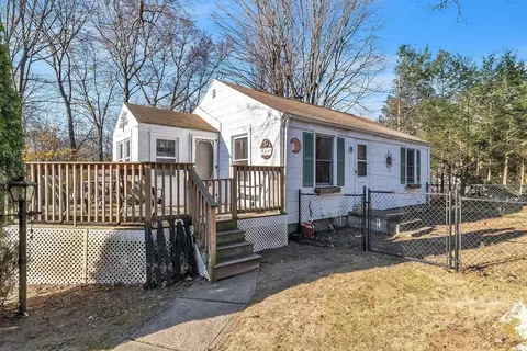 92 Sylvan Ln, Feeding Hills, MA 01030