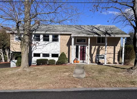 16 Dike Dr, Clinton, MA 01510