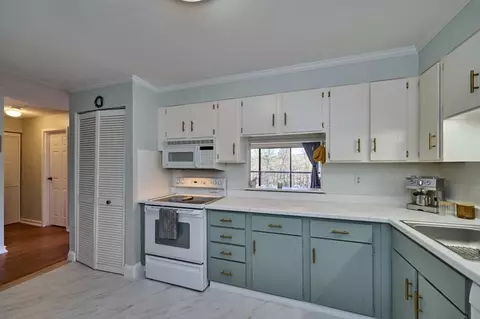 Kitchen - 2 Summit Dr #34, Reading, MA 01867 photo 2 of 3