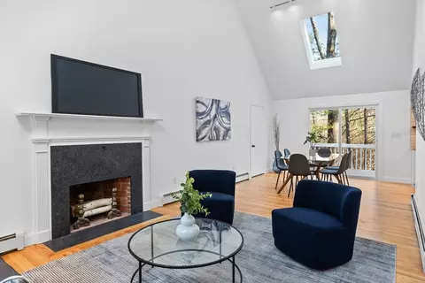 Living - 152 Willow St, Acton, MA 01720 photo 2 of 3