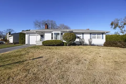 104 Mohawk Rd, Somerset, MA 02726
