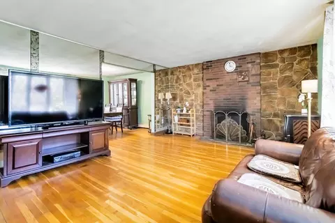 Living - 86 Spruce Rd, Reading, MA 01867 photo 4 of 7
