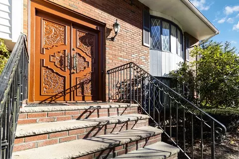 Entry Way - 86 Spruce Rd, Reading, MA 01867 photo 1 of 2