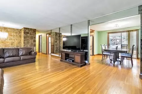 Living - 86 Spruce Rd, Reading, MA 01867 photo 5 of 7
