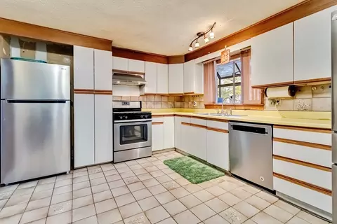 Kitchen - 86 Spruce Rd, Reading, MA 01867 photo 3 of 4