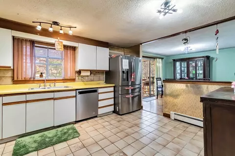 Kitchen - 86 Spruce Rd, Reading, MA 01867 photo 4 of 4