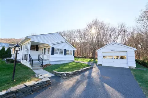 22 Chapin St, Easthampton, MA 01027 photo 3