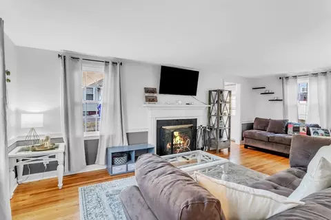Living - 39 Hartwick St, Springfield, MA 01108 photo 4 of 5