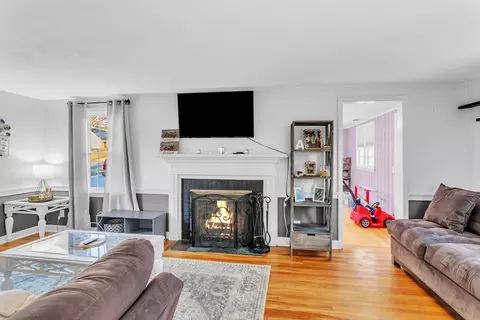 Living - 39 Hartwick St, Springfield, MA 01108 photo 2 of 5