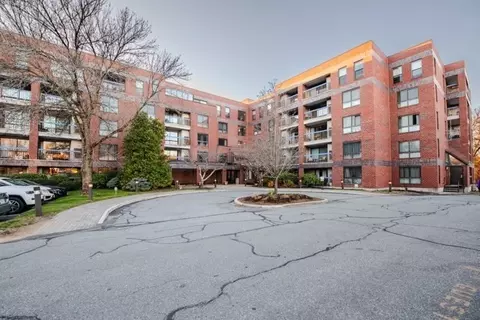 22 Railroad St #215, Andover, MA 01810