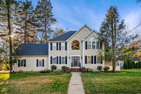 11 Old Stagecoach Rd, Attleboro, MA 02703