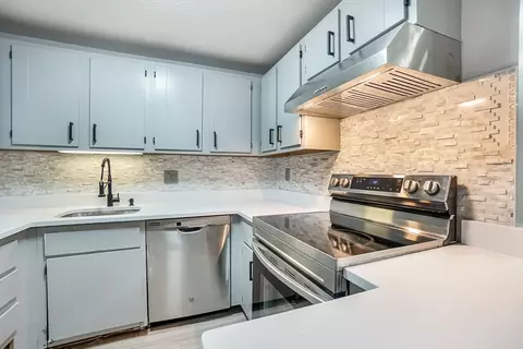 685 Oak St #15-12, Brockton, MA 02301