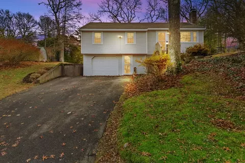 8 Observatory Ln, Bourne, MA 02559