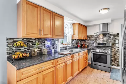166 Hancock St, Springfield, MA 01109 photo 8