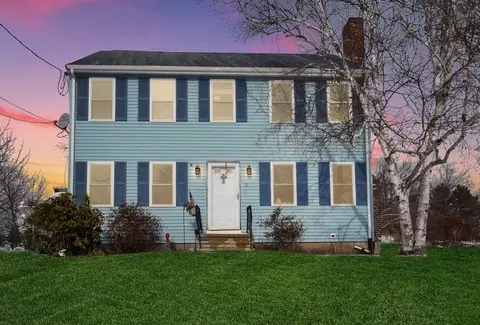 8 Harborview Rd, Hull, MA 02045