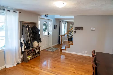 Entry Way - 154 Dayton St, Danvers, MA 01923 photo 3 of 6
