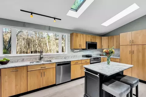 185 W River St, Upton, MA 01568