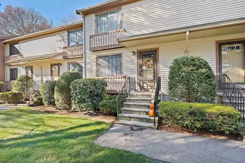 489 Turnpike St #5-4, Easton, MA 02375