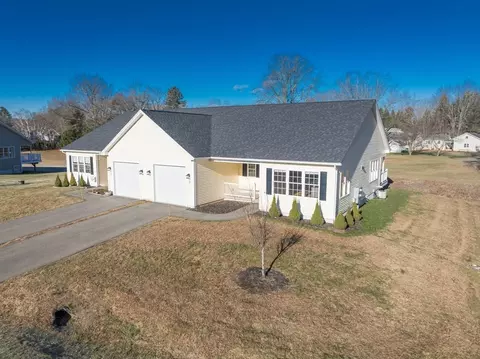 11 Snowberry Cir # B, Deerfield, MA 01373