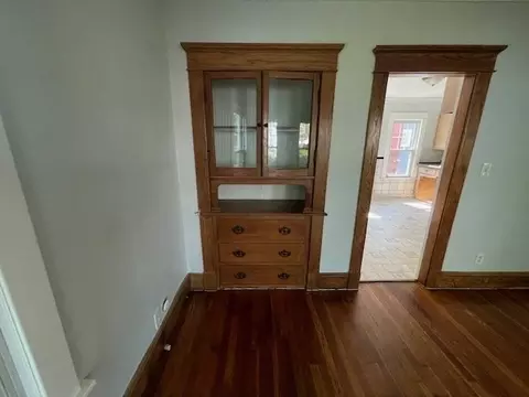 Living - 19 Taft St, Springfield, MA 01108 photo 4 of 5