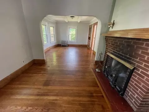 Living - 19 Taft St, Springfield, MA 01108 photo 3 of 5