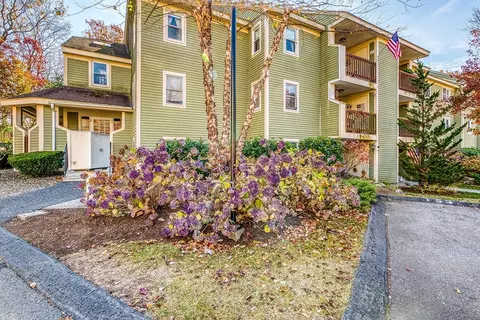 152 Heritage Dr #152, Whitinsville, MA 01588