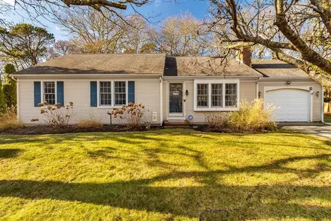 29 Peacock Dr, Barnstable, MA 02601