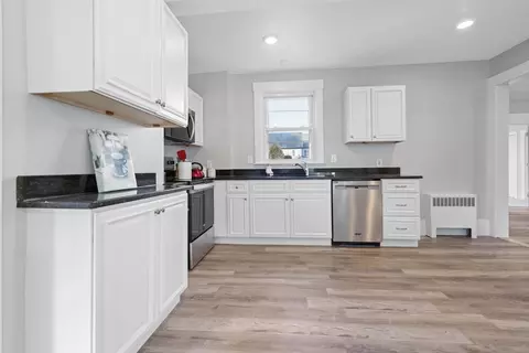 Entry Way - 89 Maple St, Gardner, MA 01440 photo 4 of 6